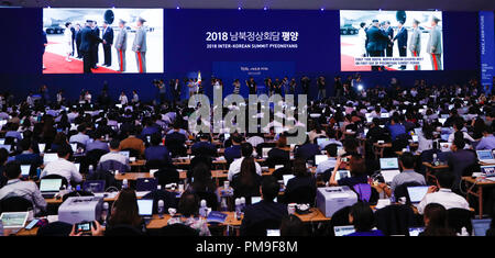 Séoul, Corée du Sud. 18 Sep, 2018. Les journalistes regarder une émission en direct de l'arrivée de président de la Corée du Sud, Moon Jae-in à l'Aéroport International de Pyongyang, au centre de presse pour le sommet intercoréen de 2018 à Séoul, Corée du Sud, le 18 septembre, 2018. Top Chef de la République populaire démocratique de Corée (RPDC) Kim Jong Un, le mardi s'est félicité le président sud-coréen Moon Jae-in à l'Aéroport International de Pyongyang. Credit : Wang Jingqiang/Xinhua/Alamy Live News Banque D'Images