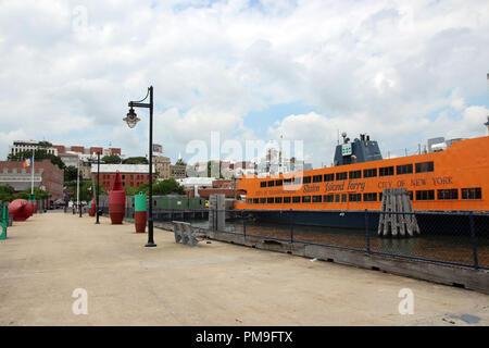 New York, USA. 15 juillet, 2018. Ferries dans le port de Staten Island. (Dpa : ''Cinquième et oublié' : Le délai d'exécution pour New York, Staten Island' à partir de 11.09.2018) Crédit : Christina Horsten/dpa/Alamy Live News Banque D'Images