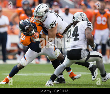 16 septembre 2018 : Denver Broncos secondeur von Miller (58) avec Oakland Raiders attaquer Kolton offensive Miller (77) au cours du quatrième trimestre d'un match de la NFL entre les Raiders d'Oakland et les Broncos de Denver Broncos at Mile High Stadium Denver CO, Scott D Stivason/Cal Sport Media Banque D'Images