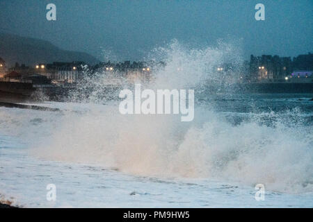 Pays de Galles Aberystwyth UK, mardi 18 septembre 2018 UK Weather : Comme le jour se lève, les forts vents de l'ex-ouragan Helene apporter vagues se briser sur le front de mer à Aberystwyth, sur la côte ouest de la Baie de Cardigan au Pays de Galles. Les vents sont plus faibles que prévu initialement, avec une vitesse maximum d'environ 40 mph , avec des rafales jusqu'à 50mph en lieux ouverts Photo © Keith Morris / Alamy Live News Banque D'Images