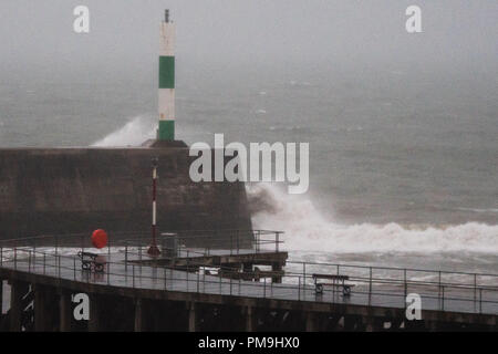 Pays de Galles Aberystwyth UK, mardi 18 septembre 2018 UK Weather : Comme le jour se lève, les forts vents de l'ex-ouragan Helene apporter vagues se briser sur le front de mer à Aberystwyth, sur la côte ouest de la Baie de Cardigan au Pays de Galles. Les vents sont plus faibles que prévu initialement, avec une vitesse maximum d'environ 40 mph , avec des rafales jusqu'à 50mph en lieux ouverts Photo © Keith Morris / Alamy Live News Banque D'Images