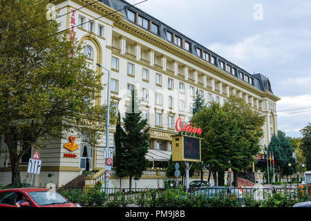 Plovdiv, Bulgarie. Sep 12, 2018. 12.09.2018, Bulgarie, Plovdiv : Le Ramada Hotel and Casino dans le centre. Plovdiv est la plus ancienne ville habitée en Europe et l'une des plus anciennes dans le monde. En 2019, la ville est la capitale européenne de la Culture. Credit : Jens Kalaene Zentralbild-/dpa/ZB | worldwide/dpa/Alamy Live News Banque D'Images
