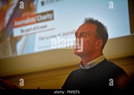 JAMES HARDING fournit des journalistes conférence inaugurale de bienfaisance.James Harding, l'un des plus dynamiques et influentes dans le journalisme moderne, a donné la première Conférence de Charité des journalistes à la Société géologique de Londres. Il a été rédacteur de la fois pour cinq ans jusqu'en 2012, directeur de BBC News pendant quatre ans et demi jusqu'en décembre 2017, et maintenant il se prépare à lancer Media tortue, qu'il a décrit comme un "news" ressource. Banque D'Images