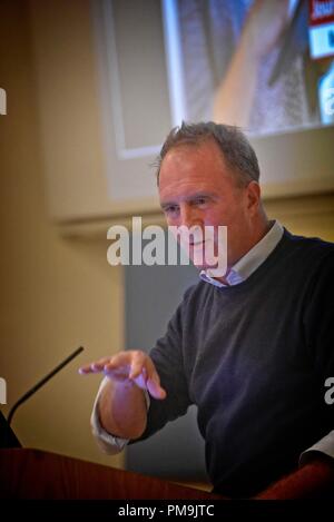 JAMES HARDING fournit des journalistes conférence inaugurale de bienfaisance.James Harding, l'un des plus dynamiques et influentes dans le journalisme moderne, a donné la première Conférence de Charité des journalistes à la Société géologique de Londres. Il a été rédacteur de la fois pour cinq ans jusqu'en 2012, directeur de BBC News pendant quatre ans et demi jusqu'en décembre 2017, et maintenant il se prépare à lancer Media tortue, qu'il a décrit comme un "news" ressource. Banque D'Images