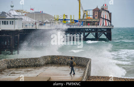 Brighton UK 18 Septembre 2018 - Les vagues déferlent sur le front de mer de Brighton que Storm Helene commence à frapper la Grande-Bretagne avec des vents soufflant jusqu'à 70 mph attendus dans certaines régions du Royaume-Uni au cours des prochains jours de crédit : Simon Dack/Alamy Live News Banque D'Images