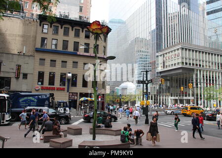 New York, USA. 17 Sep, 2018. Les passants se tenir sous la sculpture 'III' Rose par l'artiste allemande Isa Genzken. La plaque en acier peint a été présenté au public le lundi (17.09.2018) dans Zuccotti Park à côté du nouveau complexe du World Trade Center. Credit : Christina Horsten/dpa/Alamy Live News Banque D'Images