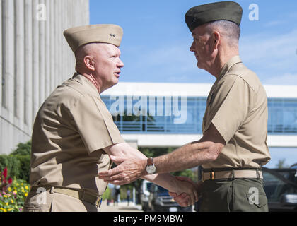 Newport, RI, USA. 17 Sep, 2018. Marine Corps général Joe F. Dunford, président de l'état-major des armées, La Marine accueille Adm arrière. Jeffery Harley, président, U.S. Naval War College, à l'école à Newport, Rhode Island, le 17 septembre 2018. (DoD photo par Marine Maître de 1ère classe Dominique A. Pineiro) US Joint le personnel par globallookpress.com : Crédit personnel interarmées des États-Unis/Fédération de regarder/ZUMA/Alamy Fil Live News Banque D'Images