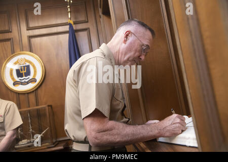 Newport, RI, USA. 17 Sep, 2018. Marine Corps général Joe F. Dunford, chef d'état-major interarmées, signe un livre dans le bureau de l'arrière de la Marine Adm. Jeffery Harley, président, U.S. Naval War College, à l'école à Newport, Rhode Island, le 17 septembre 2018. (DoD photo par Marine Maître de 1ère classe Dominique A. Pineiro) US Joint le personnel par globallookpress.com : Crédit personnel interarmées des États-Unis/Fédération de regarder/ZUMA/Alamy Fil Live News Banque D'Images