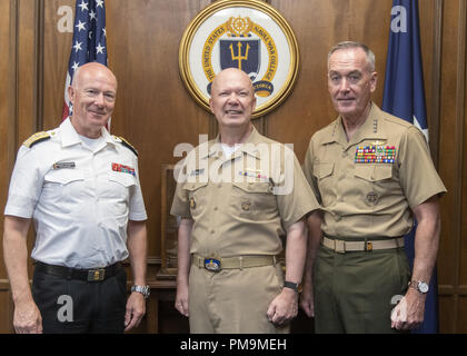 Newport, RI, USA. 17 Sep, 2018. Norweigian Adm. Norvégien Haakon Bruun-Hanssen, chef de la défense, de l'arrière de l'US Navy Adm. Jeffery Harley, président, U.S. Naval War College, et U.S. Marine Corps général Joe Dunford, chef d'état-major interarmées, posent pour une photo à l'école à Newport, Rhode Island, le 17 septembre 2018. (DoD photo par Marine Maître de 1ère classe Dominique A. Pineiro) US Joint le personnel par globallookpress.com : Crédit personnel interarmées des États-Unis/Fédération de regarder/ZUMA/Alamy Fil Live News Banque D'Images