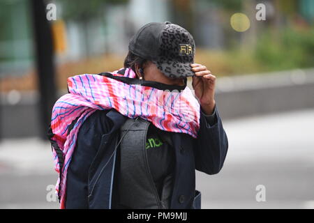 Londres, Royaume-Uni. 18 Sep 2018. Météo France : l'expérience les navetteurs de forts vents de l'ouragan Helene dans Londres aujourd'hui sur Euston Road Photo Jeremy Selwyn Crédit : Evening Standard Limited /Alamy Live News Banque D'Images