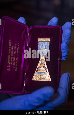 Le Musée de la Franc-maçonnerie, Francs-maçons' Hall, London, UK. 18 Septembre, 2018. La première grande exposition de bijoux maçonnique au Royaume-Uni. Bejeweled : badges, de fraternité et de l'identité en vedette plus de 150 bijoux de la collection du musée des bijoux maçonnique de partout dans le monde, y compris le Royaume-Uni, l'Inde, en Zambie, au Chili, aux États-Unis et au-delà. Photo : Membre honoraire pour le joyau de la sauvage Club Lodge n°2190 présenté au Prince de Galles (futur roi Édouard VII). Credit : Malcolm Park/Alamy Live News. Banque D'Images