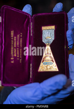 Le Musée de la Franc-maçonnerie, Francs-maçons' Hall, London, UK. 18 Septembre, 2018. La première grande exposition de bijoux maçonnique au Royaume-Uni. Bejeweled : badges, de fraternité et de l'identité en vedette plus de 150 bijoux de la collection du musée des bijoux maçonnique de partout dans le monde, y compris le Royaume-Uni, l'Inde, en Zambie, au Chili, aux États-Unis et au-delà. Photo : Membre honoraire pour le joyau de la sauvage Club Lodge n°2190 présenté au Prince de Galles (futur roi Édouard VII). Credit : Malcolm Park/Alamy Live News. Banque D'Images