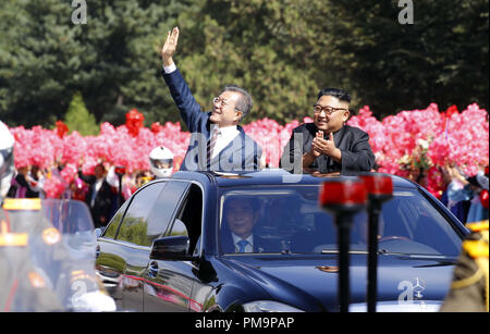 Pyongyang, RPDC. 18 Sep, 2018. Le président sud-coréen Moon Jae-in (L) et top chef de la République populaire démocratique de Corée (RPDC) Kim Jong Un (R) sont vus dans une berline à Pyongyang, RPDC, 18 Septembre, 2018. Moon est arrivé à Pyongyang le mardi pour une réunion très attendue avec Kim, le troisième sommet inter-coréen cette année. Credit : Pyongyang à la presse/Xinhua/Alamy Live News Banque D'Images