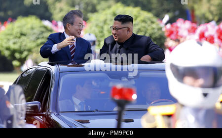 Pyongyang, RPDC. 18 Sep, 2018. Le président sud-coréen Moon Jae-in (L) et top chef de la République populaire démocratique de Corée (RPDC) Kim Jong Un (R) sont vus dans une berline à Pyongyang, RPDC, 18 Septembre, 2018. Moon est arrivé à Pyongyang le mardi pour une réunion très attendue avec Kim, le troisième sommet inter-coréen cette année. Credit : Pyongyang à la presse/Xinhua/Alamy Live News Banque D'Images