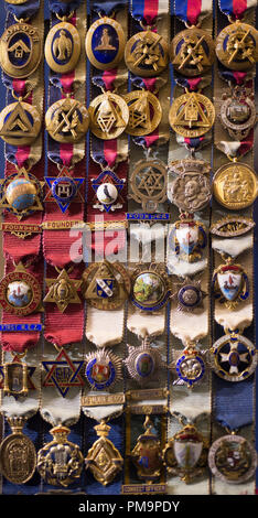 Le Musée de la Franc-maçonnerie, Francs-maçons' Hall, London, UK. 18 Septembre, 2018. La première grande exposition de bijoux maçonnique au Royaume-Uni. Bejeweled : badges, de fraternité et de l'identité en vedette plus de 150 bijoux de la collection du musée des bijoux maçonnique de partout dans le monde, y compris le Royaume-Uni, l'Inde, en Zambie, au Chili, aux États-Unis et au-delà. Photo : des versions miniatures de bijoux, populaire avant LA SECONDE GUERRE MONDIALE, série de 72 miniatures portés par Henry Bladon. Credit : Malcolm Park/Alamy Live News. Banque D'Images