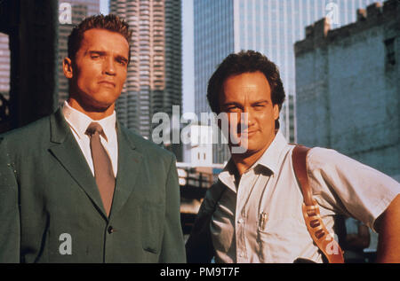 Publicité studio de 'Toujours' Chaleur Rouge Arnold Schwarzenegger, James Belushi © 1988 Tous droits réservés Photos Carolco Référence de fichier #  31694138THA pour un usage éditorial uniquement Banque D'Images