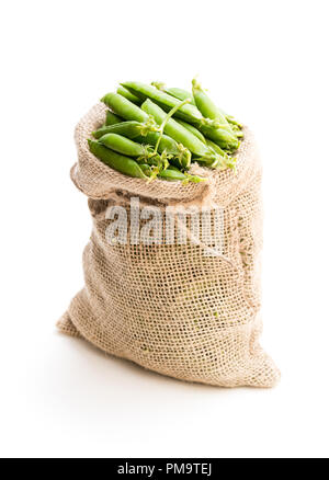 Les gousses de pois verts frais en sac bag isolated on white Banque D'Images