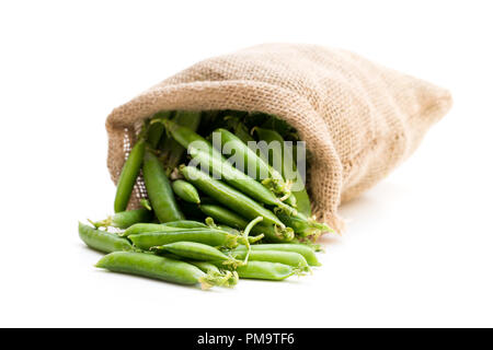 Les gousses de pois verts frais en sac bag isolated on white Banque D'Images