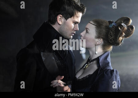 Jeremy Irvine stars comme Pip et Holliday Grainger stars comme Estella en externaliser Media Group, de grandes espérances (2012) Banque D'Images