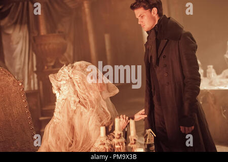 Helena Bonham Carter stars comme Miss Havisham et Jeremy Irvine étoiles comme Le PIP dans l'externalisation du groupe des médias de grandes attentes (2012) Banque D'Images