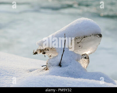 Morceau de glace couverte de neige en hiver moelleux Banque D'Images