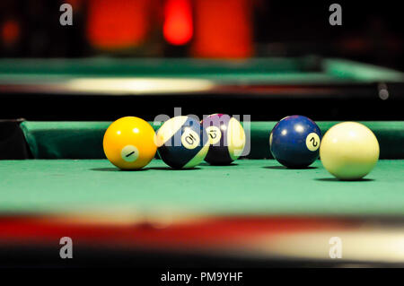 Table de billard pour jouer à l'intérieur du tournoi pub Banque D'Images