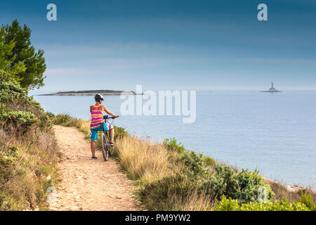 La Croatie, Pula, Le Cap Kamenjak, mountainbiker sur le littoral Banque D'Images