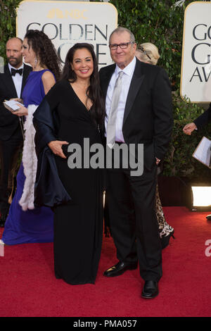 Acteur Ed O'Neill (à droite) et Catherine Rusoff assister au 70e Congrès annuel de Golden Globe Awards au Beverly Hilton de Los Angeles, CA le dimanche, Janvier 13, 2013. Banque D'Images