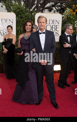 Nommé pour la MEILLEURE PERFORMANCE PAR UN ACTEUR DANS UNE SÉRIE TÉLÉVISÉE - Drame pour son rôle dans "la presse", l'acteur Jeff Daniels assiste à la 70e Golden Globe Awards annuels avec Kathleen Treado au Beverly Hilton de Los Angeles, CA le dimanche, Janvier 13, 2013. Banque D'Images