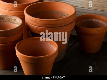 Groupe de vide, utilisé dans des pots en terre cuite la plantation de fond de table en bois Banque D'Images