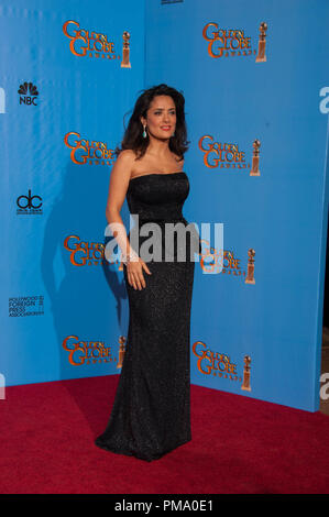 Présentateur Salma Hayek pose des coulisses de la salle de presse à la 70e assemblée annuelle Golden Globe Awards au Beverly Hilton de Los Angeles, CA le dimanche, Janvier 13, 2013. Banque D'Images