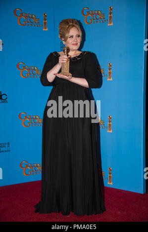 Après avoir remporté la catégorie de la meilleure chanson originale - MOTION PICTURE pour "SKYFALL" pour "SKYFALL" - paroles : Adèle et Paul Epworth et Musique par : Adèle et Paul Epworth - Adele pose avec le prix en coulisses dans la salle de presse à la 70e assemblée annuelle Golden Globe Awards au Beverly Hilton de Los Angeles, CA le dimanche, Janvier 13, 2013. Banque D'Images