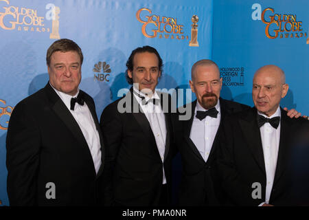 John Goodman, Alexandre Desplat, Bryan Cranston, et Alan Arkin posent avec les coulisses du prix dans la salle de presse à la 70e assemblée annuelle Golden Globe Awards au Beverly Hilton de Los Angeles, CA le dimanche, Janvier 13, 2013. Banque D'Images