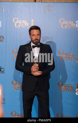 Après avoir remporté la catégorie du Meilleur réalisateur - MOTION PICTURE pour "ARGO" de Ben Affleck, directeur pose des coulisses de la salle de presse avec son Golden Globe Award à la 70e assemblée annuelle Golden Globe Awards au Beverly Hilton de Los Angeles, CA le dimanche, Janvier 13, 2013. Banque D'Images