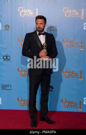 Après avoir remporté la catégorie du Meilleur réalisateur - MOTION PICTURE pour "ARGO" de Ben Affleck, directeur pose des coulisses de la salle de presse avec son Golden Globe Award à la 70e assemblée annuelle Golden Globe Awards au Beverly Hilton de Los Angeles, CA le dimanche, Janvier 13, 2013. Banque D'Images