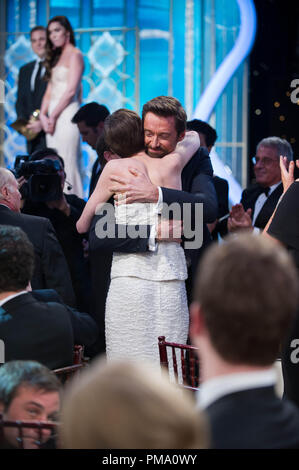 Hugh Jackman félicite Anne Hathaway pour gagner le Golden Globe pour la meilleure interprétation féminine DANS UN RÔLE DE SOUTIEN DANS UN FILM pour son rôle dans "LES MISÉRABLES" à la 70e assemblée annuelle Golden Globe Awards au Beverly Hilton de Los Angeles, CA le dimanche, Janvier 13, 2013. Banque D'Images