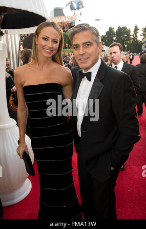 Stacy Keibler et George Clooney assister à la 70e assemblée annuelle Golden Globe Awards au Beverly Hilton de Los Angeles, CA le dimanche, Janvier 13, 2013. Banque D'Images