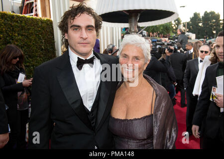 Nommé pour la MEILLEURE PERFORMANCE PAR UN ACTEUR DANS UN FILM - Drame pour son rôle dans "le maître", l'acteur Joaquin Phoenix avec Arlyn Phoenix assiste à la 70e assemblée annuelle Golden Globe Awards au Beverly Hilton de Los Angeles, CA le dimanche, Janvier 13, 2013. Banque D'Images