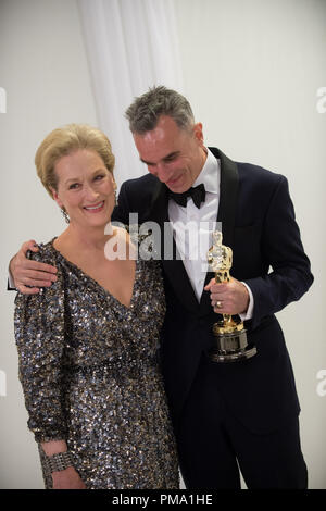 Présentateur Meryl Streep et l'acteur Daniel Day-Lewis pour pose avec son Oscar® pour la performance par un acteur dans un rôle principal pour son rôle dans "Lincoln" backstage pendant le live diffusé sur le réseau de télévision ABC du son Dolby® Theatre à Hollywood, CA, Dimanche, Février 24, 2013. Banque D'Images
