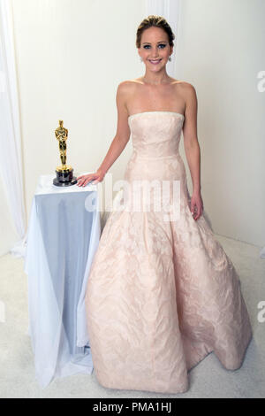 Après avoir remporté l'Oscar® pour l'interprétation féminine dans un premier rôle pour son rôle dans "Silver Linings Playbook", l'actrice Jennifer Lawrence pose backstage avec son Oscar® au cours de l'émission en direct sur le réseau de télévision ABC du son Dolby® Theatre à Hollywood, CA, Dimanche, Février 24, 2013. Banque D'Images
