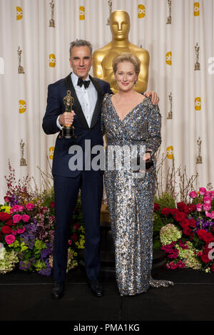 L'acteur Daniel Day-Lewis pose pour la presse avec son Oscar® pour la performance par un acteur dans un rôle principal pour son rôle dans "Lincoln" et Meryl Streep. Les Oscars® sont présentés en direct sur le réseau de télévision ABC du son Dolby® Theatre à Hollywood, CA, Dimanche, Février 24, 2013. Banque D'Images