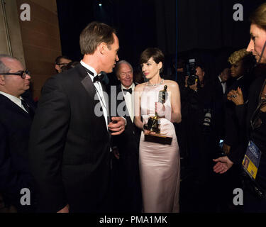 Après avoir remporté la catégorie interprétation féminine dans un rôle de soutien pour son travail dans "Les Misérables", l'actrice Anne Hathaway avec son backstage backstage Oscar® aux Oscars® live sur ABC à partir de la technologie Dolby® Theatre à Hollywood, CA, Dimanche, Février 24, 2013. Banque D'Images