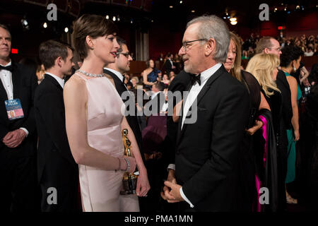 Après avoir remporté la catégorie interprétation féminine dans un rôle de soutien pour son travail dans "Les Misérables", l'actrice Anne Hathaway et Steven Spielberg aux Oscars® live sur ABC à partir de la technologie Dolby® Theatre à Hollywood, CA, Dimanche, Février 24, 2013. Banque D'Images