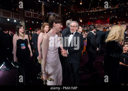 Après avoir remporté la catégorie interprétation féminine dans un rôle de soutien pour son travail dans "Les Misérables", l'actrice Anne Hathaway et Steven Spielberg aux Oscars® live sur ABC à partir de la technologie Dolby® Theatre à Hollywood, CA, Dimanche, Février 24, 2013. Banque D'Images