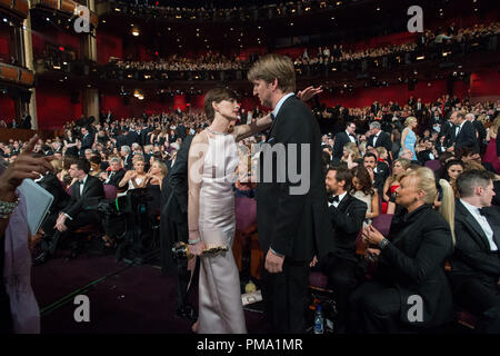 Après avoir remporté la catégorie interprétation féminine dans un rôle de soutien pour son travail dans "Les Misérables", l'actrice Anne Hathaway et Tom Hooper aux Oscars® live sur ABC à partir de la technologie Dolby® Theatre à Hollywood, CA, Dimanche, Février 24, 2013. Banque D'Images