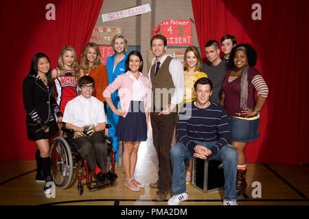 'Glee' Saison 1 (2009 - 2010) Stupeflip : L-R : Jenna Ushkowitz, Dianna Agron, Jessalyn Gilsig, Jane Lynch, Mark Salling, Chris Colfer et Amber Riley. Première rangée de gauche à droite : Kevin McHale, Lea Michele, Matthew Morrison, Jayma Mays et Cory Monteith. Banque D'Images