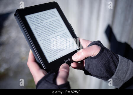 Amazon Kindle Paperwhite E-Livre de lecture en attendant la technologie moderne Banque D'Images