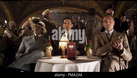 (L-r) Amitabh Bachchan comme Meyer Wolfshiem, Tobey Maguire comme Nick Carraway et LEONARDO DiCAPRIO comme Jay Gatsby de Warner Bros Pictures et Village Roadshow Pictures' drama 'Gatsby le Magnifique', un Warner Bros Pictures version. Banque D'Images