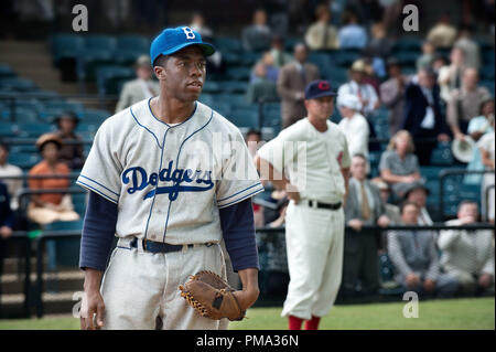 CHADWICK BOSEMAN comme Jackie Robinson de Warner Bros Pictures et Legendary Pictures, le théâtre "42", un communiqué de Warner Bros Pictures. Banque D'Images