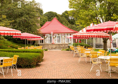 Joli restaurant avec terrasse extérieure, prêt pour la journée. Sur la station balnéaire de l'île Mackinac, Michigan. Ce restaurant est en face de l'hôtel. Banque D'Images